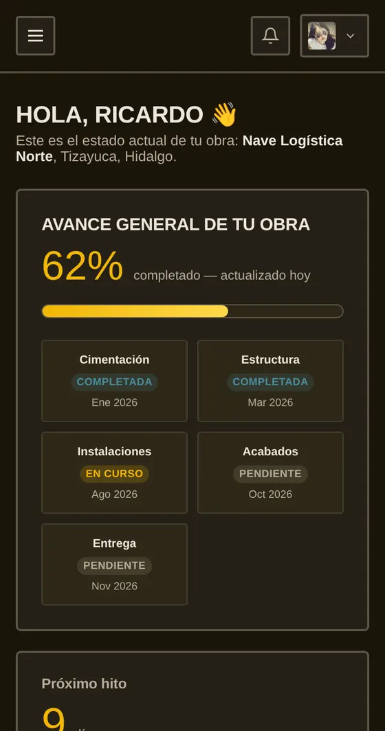 Captura en celular del panel del cliente: saludo, avance general de la obra en 62 por ciento con barra, cinco etapas (cimentación y estructura completadas, instalaciones en curso, acabados y entrega pendientes) y el próximo hito.