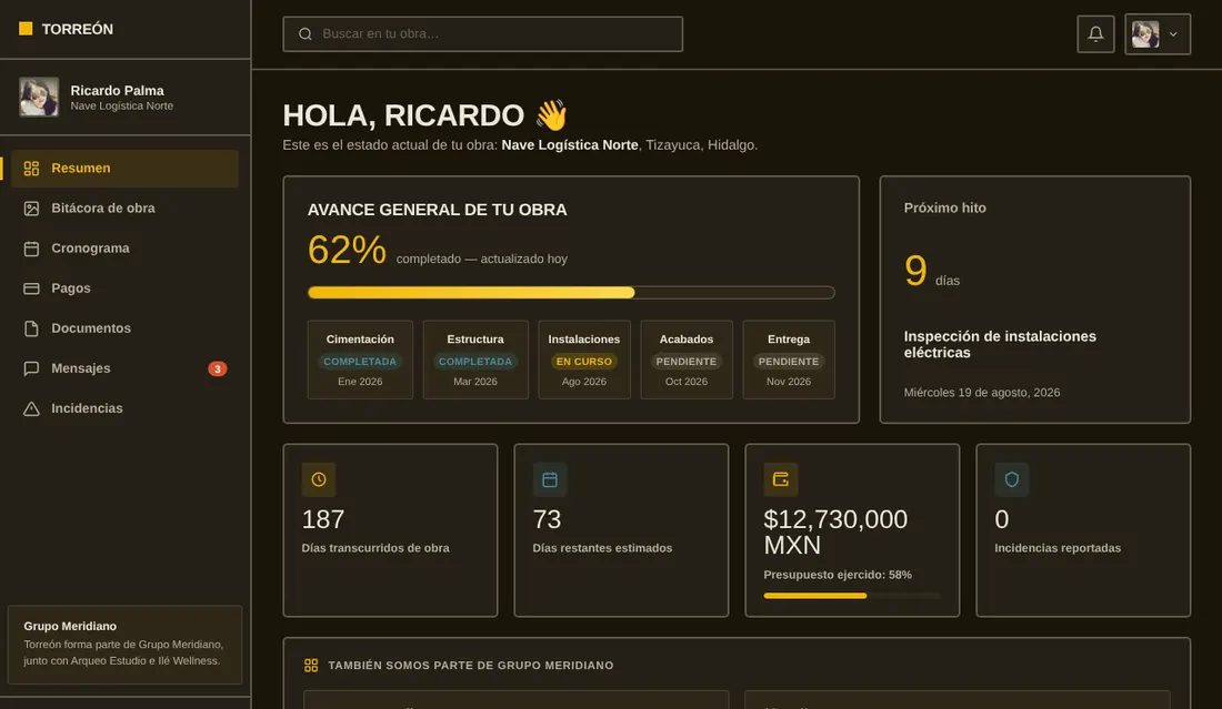 Captura del panel del cliente en computadora: menú lateral con Resumen, Bitácora de obra, Cronograma, Pagos, Documentos, Mensajes e Incidencias, y el resumen del avance de su obra.
