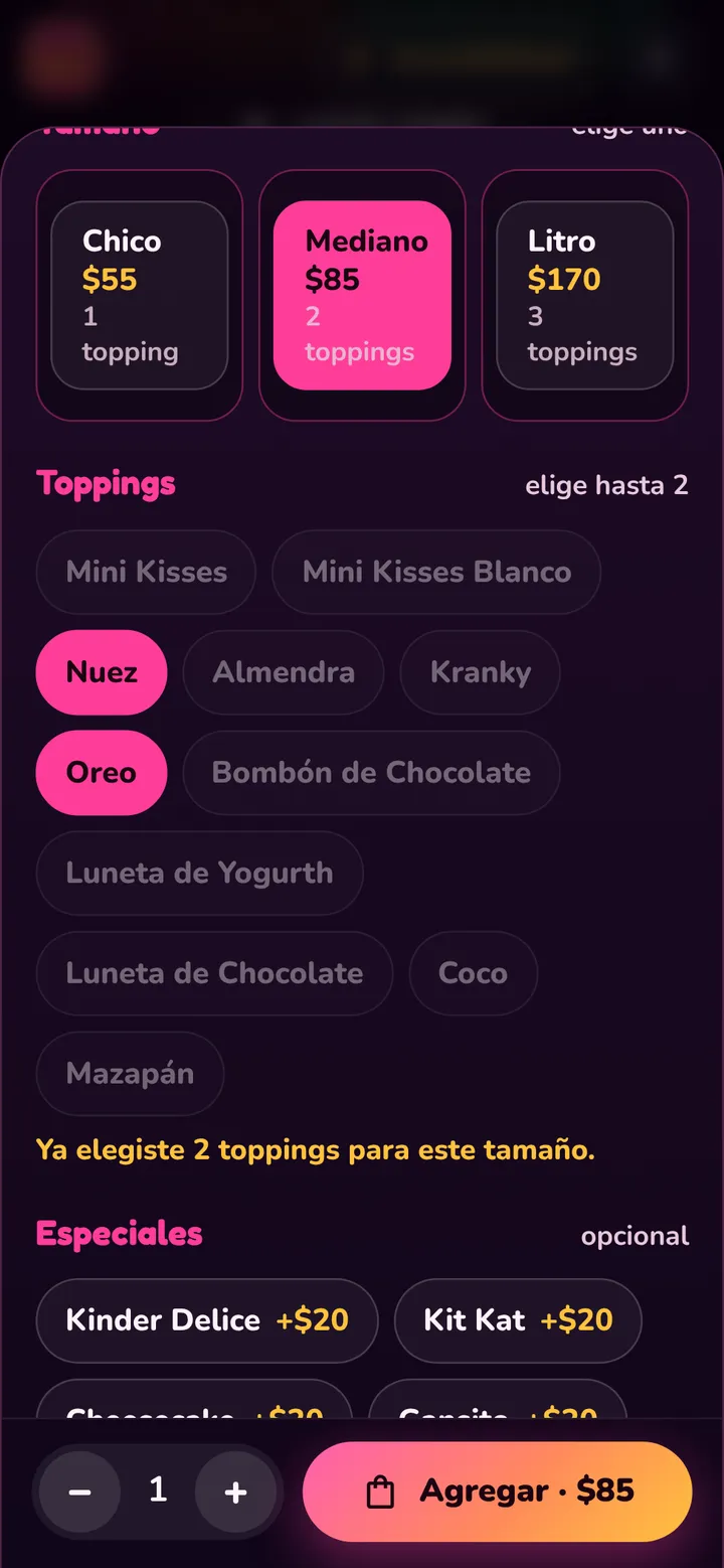 Captura de un producto de Sugar Point: tamaños Chico, Mediano y Litro con su precio, toppings para elegir y especiales opcionales, con el botón Agregar y el total.